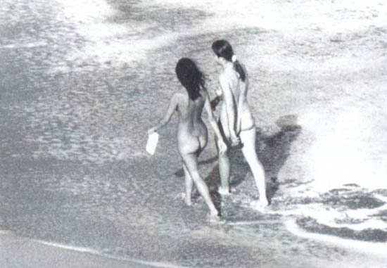 Naturistes nus à la plage